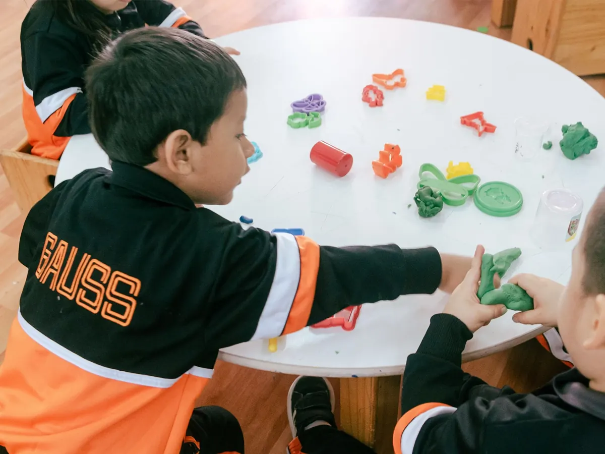 Niño trabajando con materiales de modelado