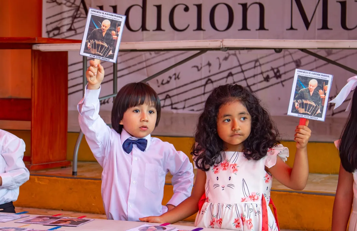 Niños de Inicial participando en una actividad de audición musical