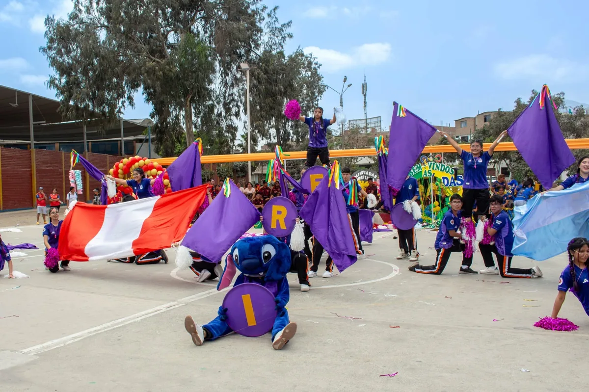 Estudiantes de Secundaria participando en una actividad deportiva