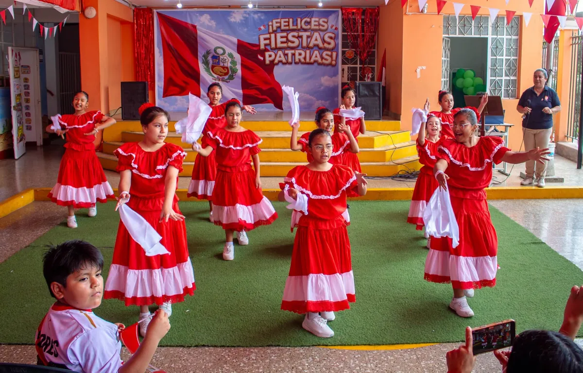 Alumnas participando en una presentación de danza