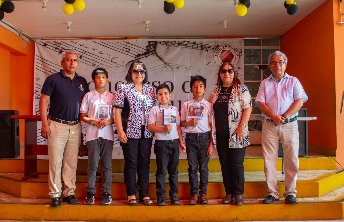Alumnos y familias en una actividad de audición musical