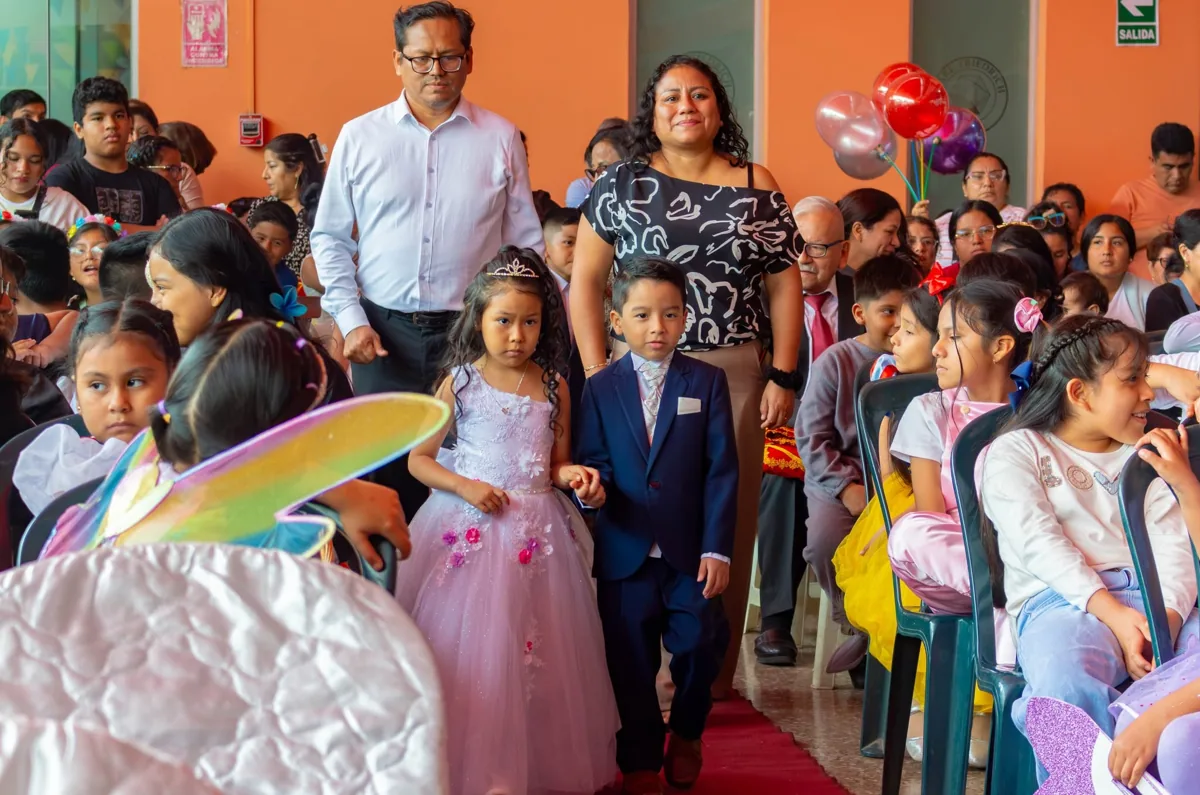 Alumnos y familias participando en una celebración del colegio