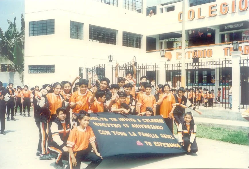 Una promoción de alumnos frente al edificio del Colegio Gauss
