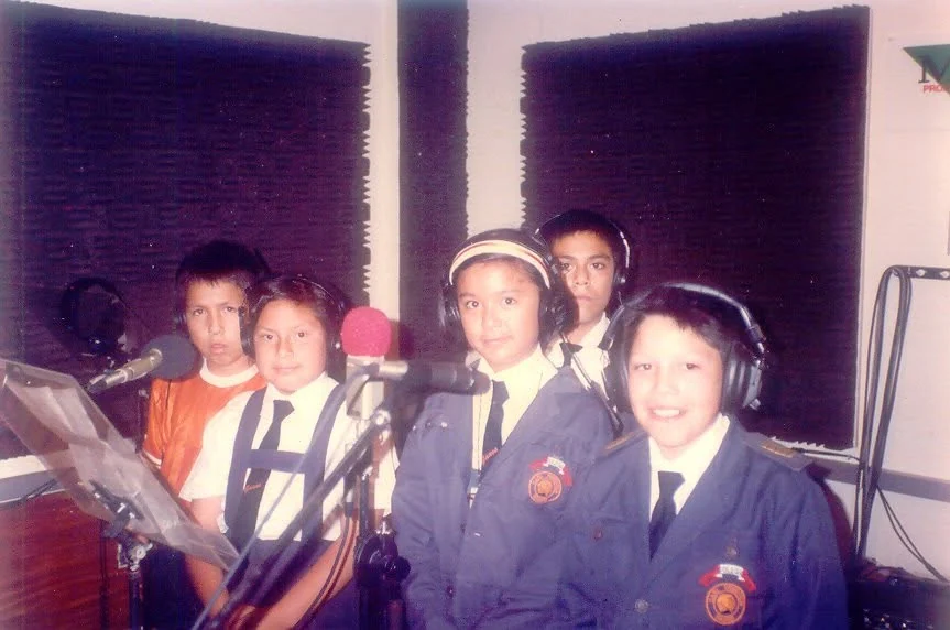 Alumnos del Colegio Gauss grabando en una radio