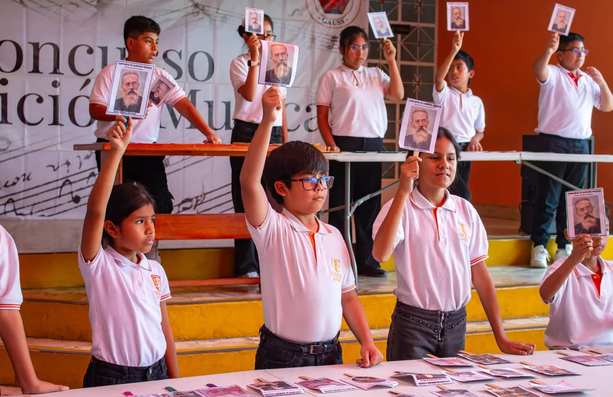 Estudiantes de Primaria reconociendo compositores durante la audición musical