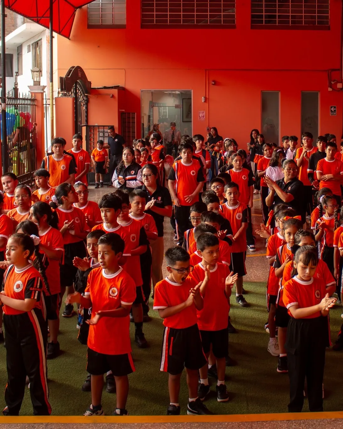 Estudiantes de Primaria participando en la bienvenida del año escolar 2026