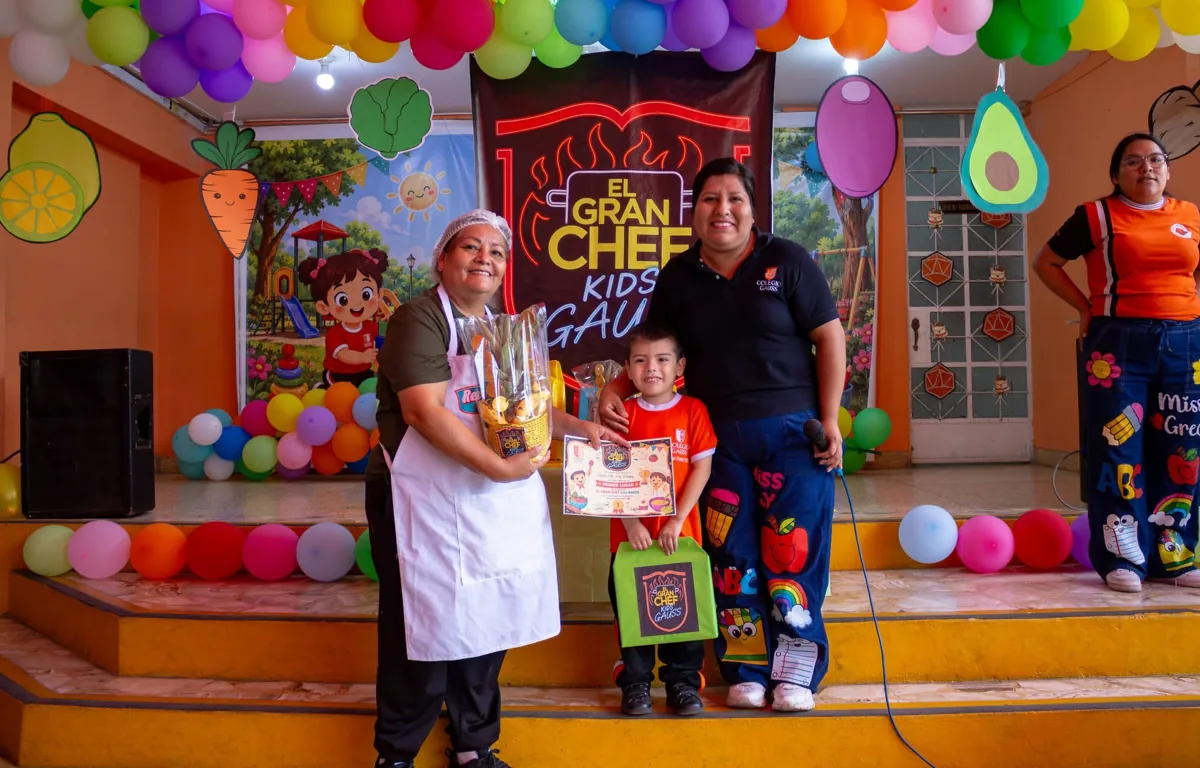 Niño con su familia y el equipo del colegio en Gran Chef Kids