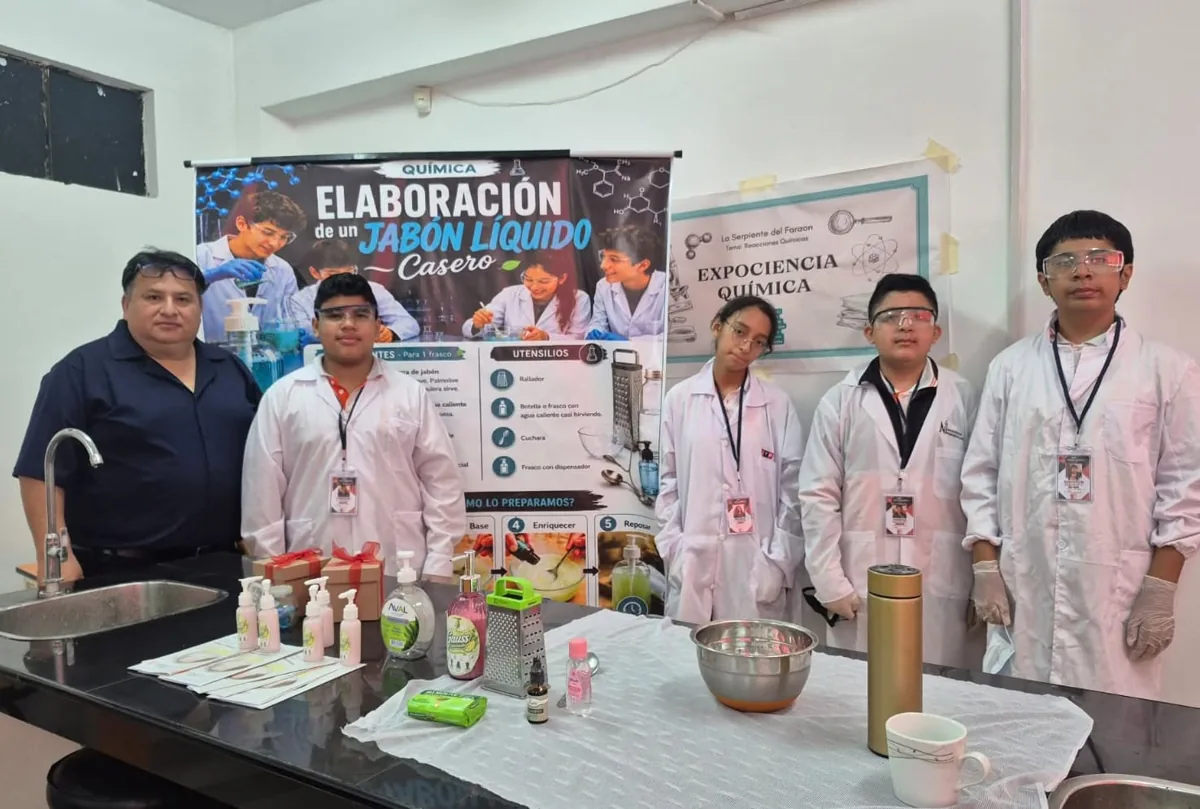 Grupo de Secundaria presentando un proyecto científico
