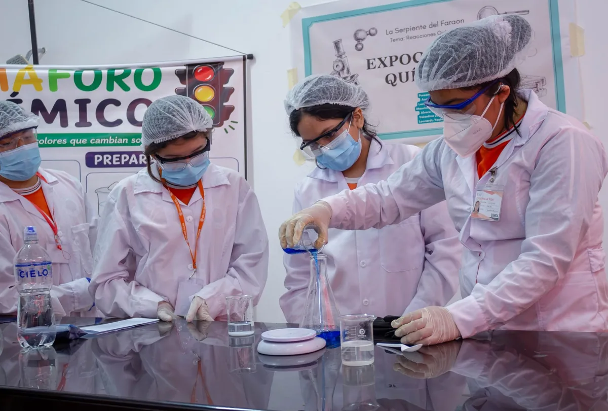 Estudiantes de Secundaria realizando un experimento