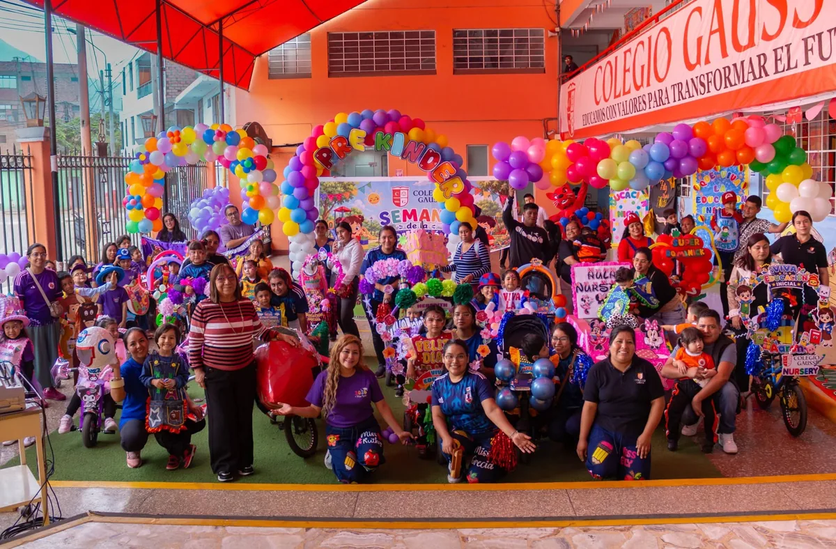 Comunidad de Inicial reunida para su semana de celebración