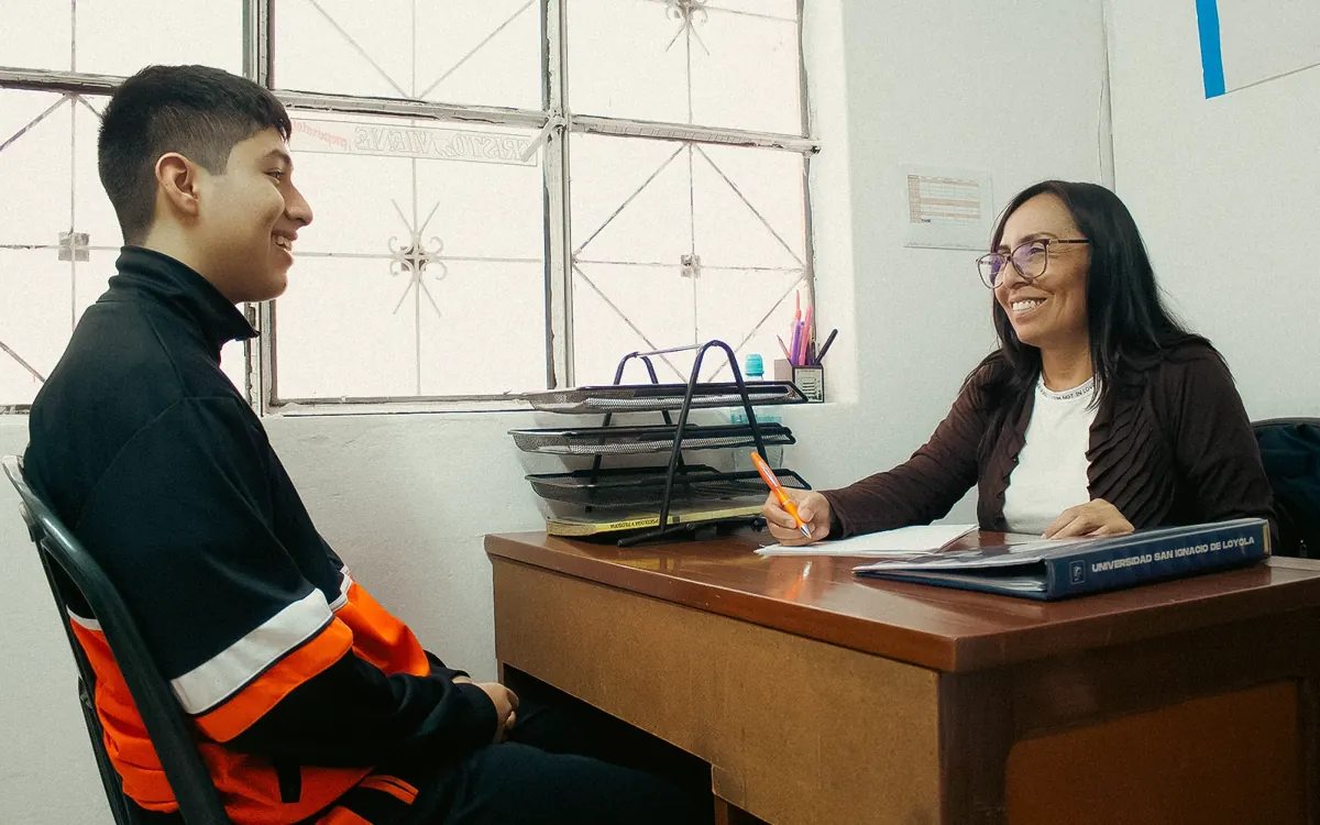 Conversación con un estudiante en el Departamento de Psicología