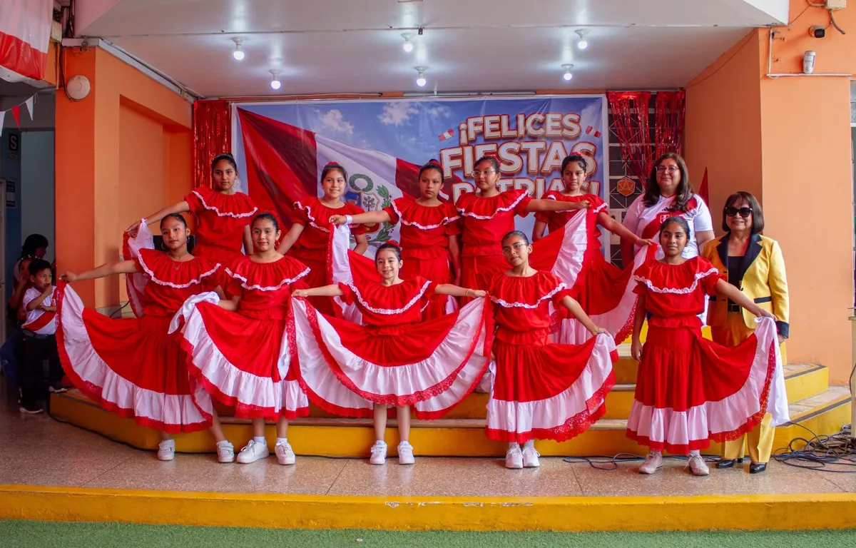 Estudiantes de Primaria en una presentación de danza por Fiestas Patrias