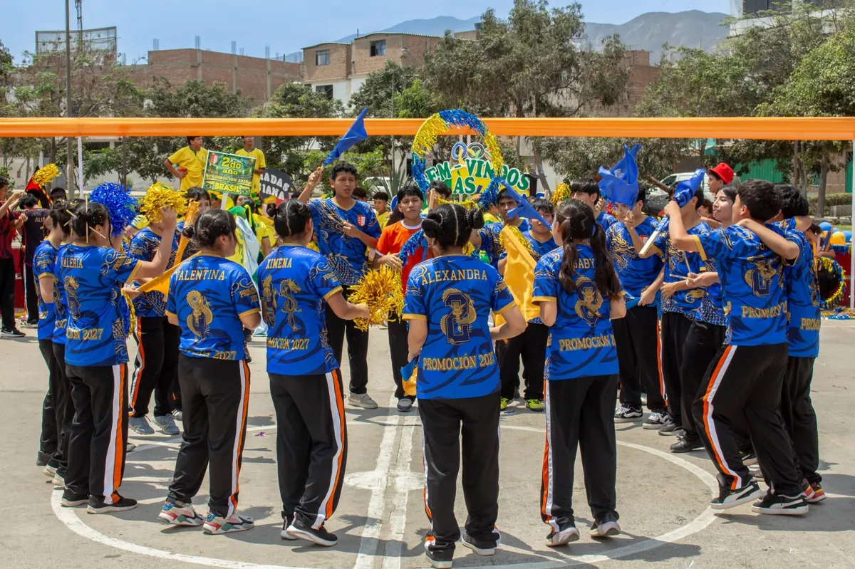 Estudiantes de Secundaria en la inauguración de las Olimpiadas