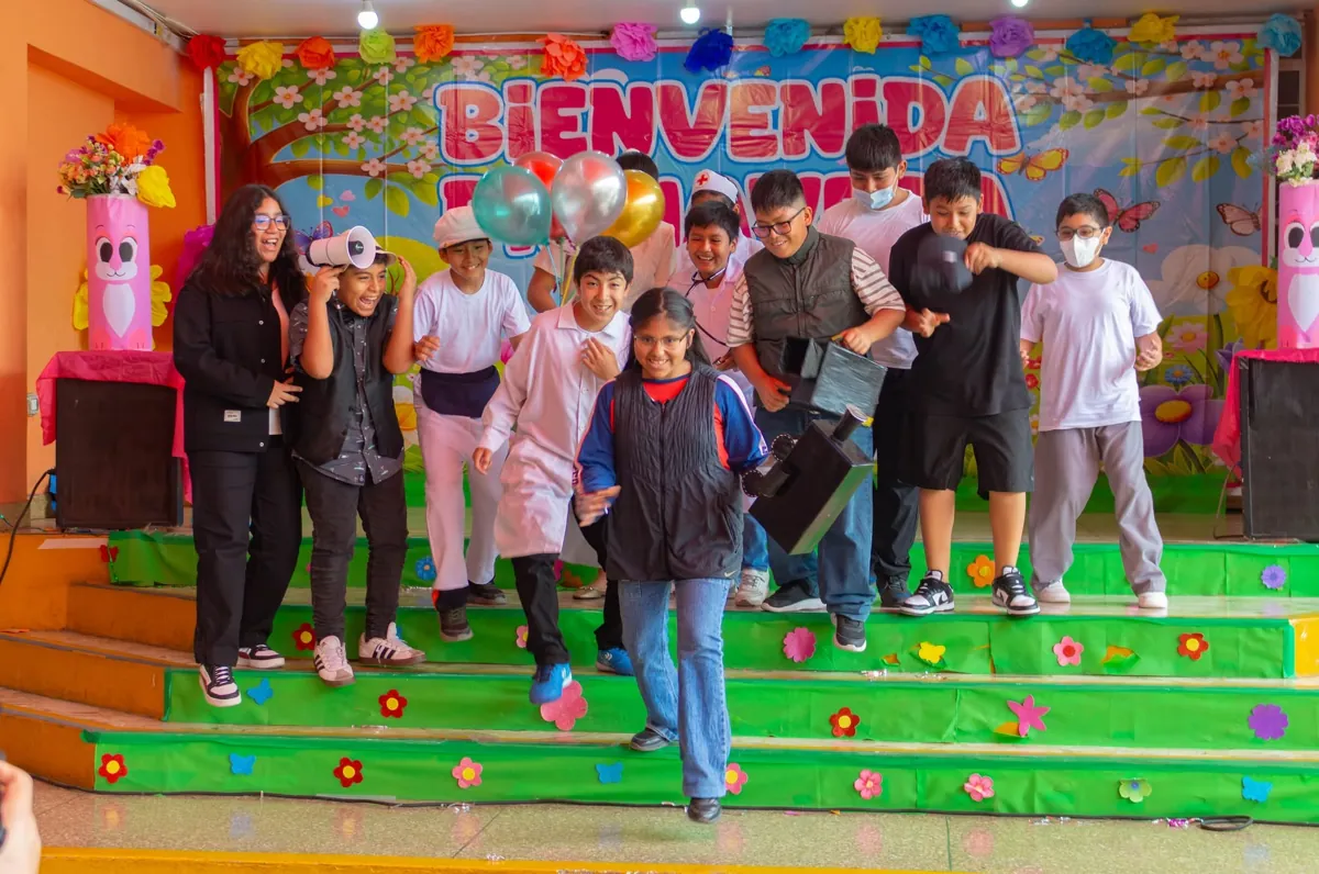 Estudiantes en una presentación teatral del Reinado Primaveral