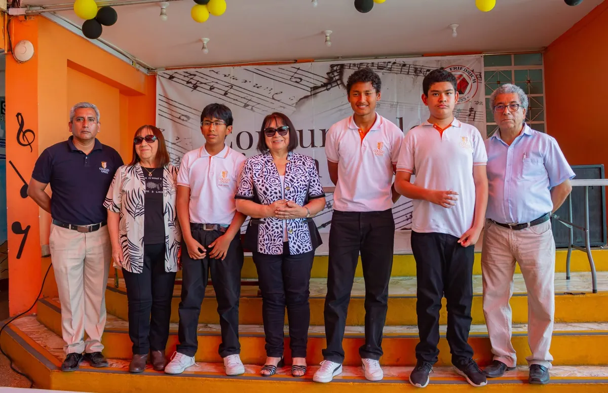 Estudiantes mayores y familias al finalizar la audición musical