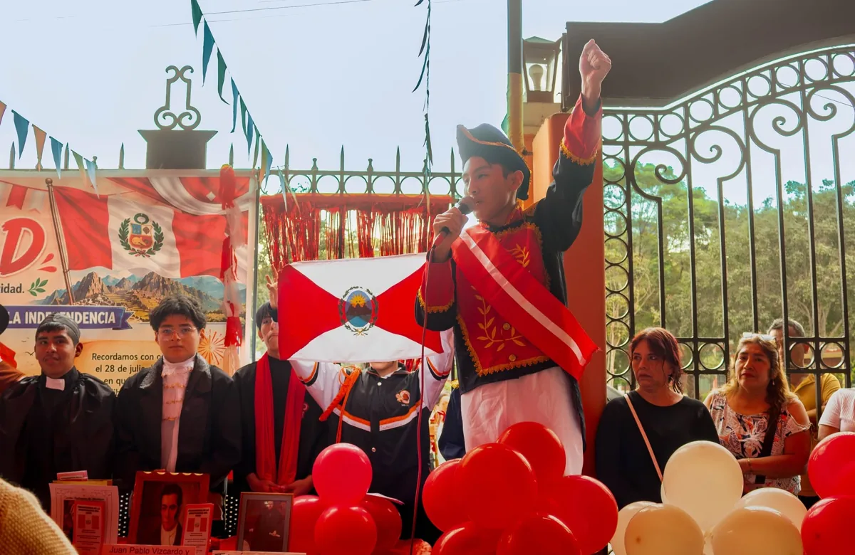 Estudiante en una presentación por el Día de la Peruanidad