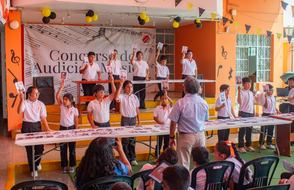 Estudiantes del Colegio Gauss en una actividad musical