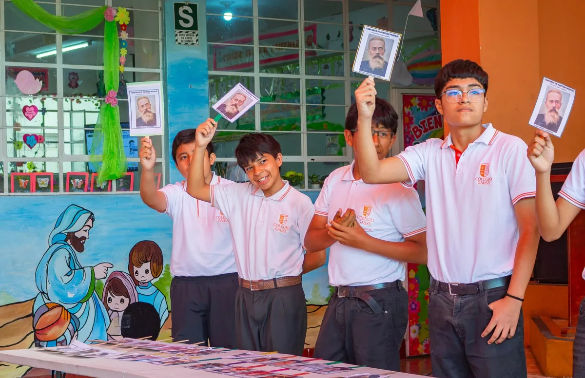 Estudiantes mayores participando en la audición musical