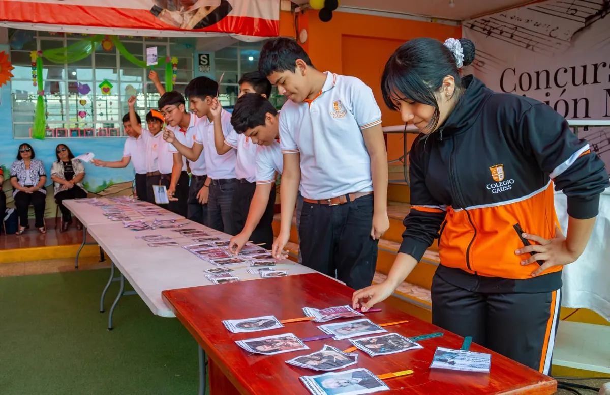 Estudiantes participando en una actividad de audición musical