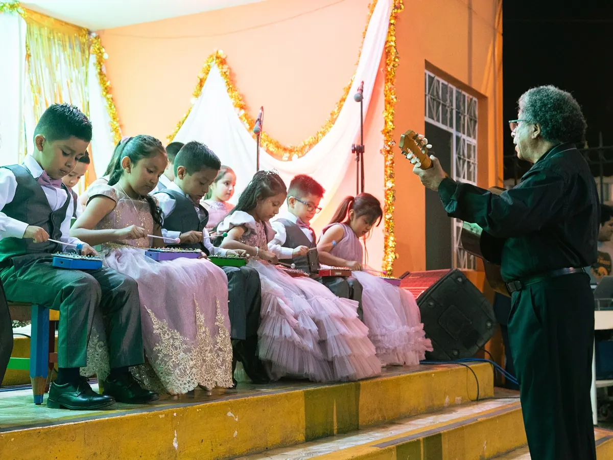 Estudiantes en una presentación del colegio
