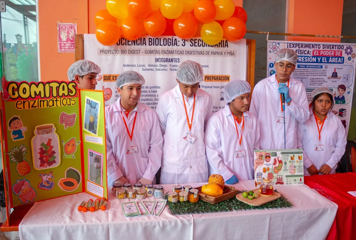 Estudiantes presentando su proyecto de Biología en Expociencia
