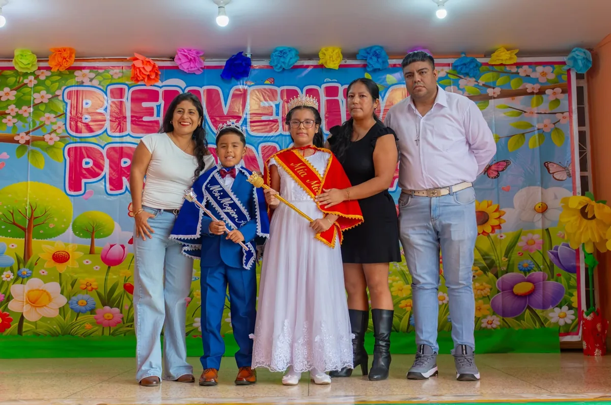 Familias y alumnos en una celebración del colegio