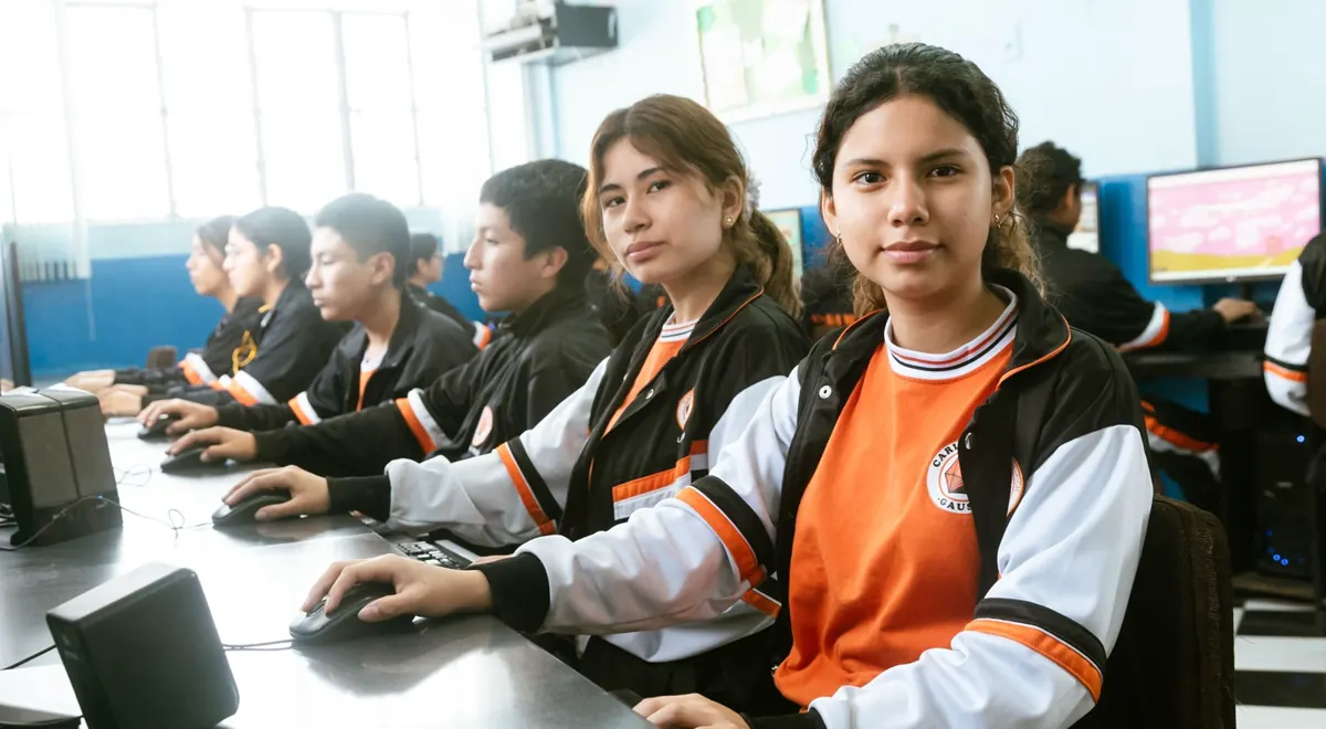 Estudiantes del Colegio Gauss en el aula de informática