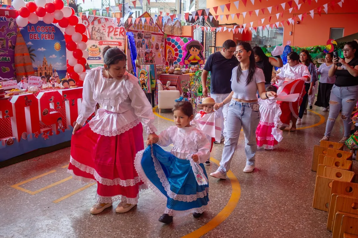 Estudiantes de Inicial en el Día de la Peruanidad del Colegio Gauss