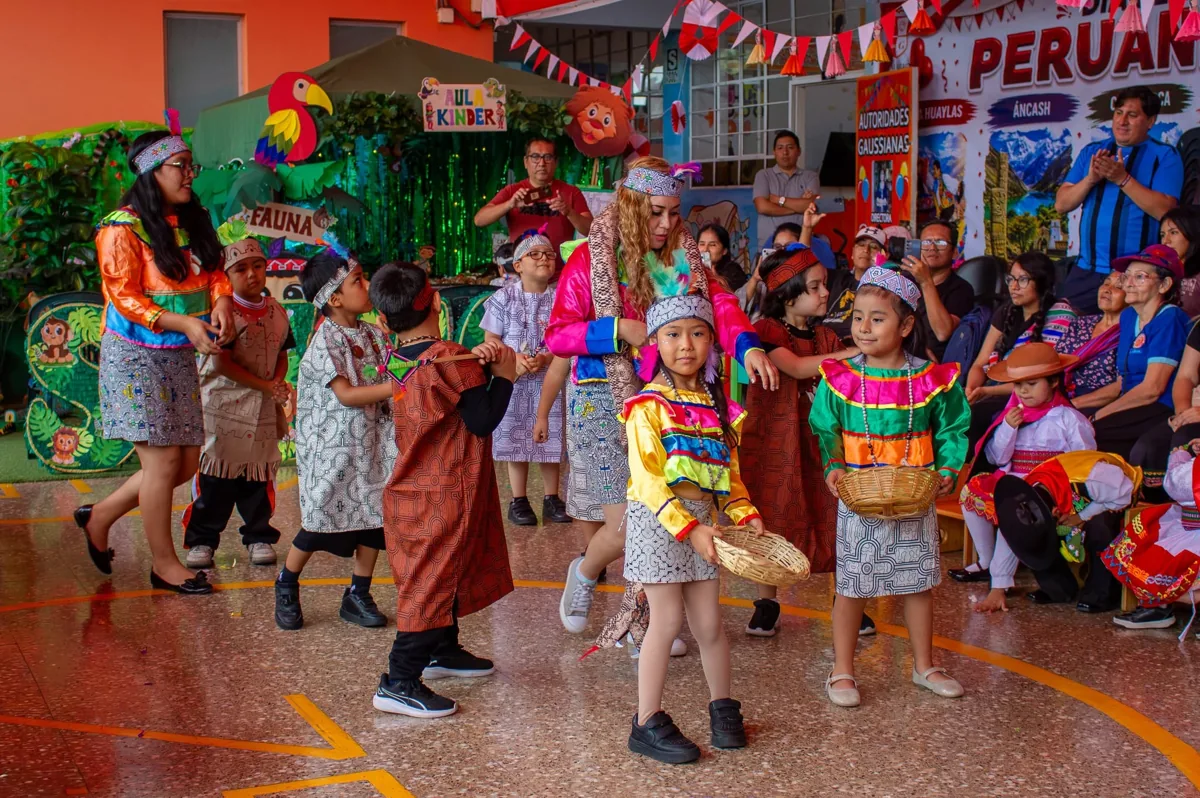 Niños participando en bailes tradicionales