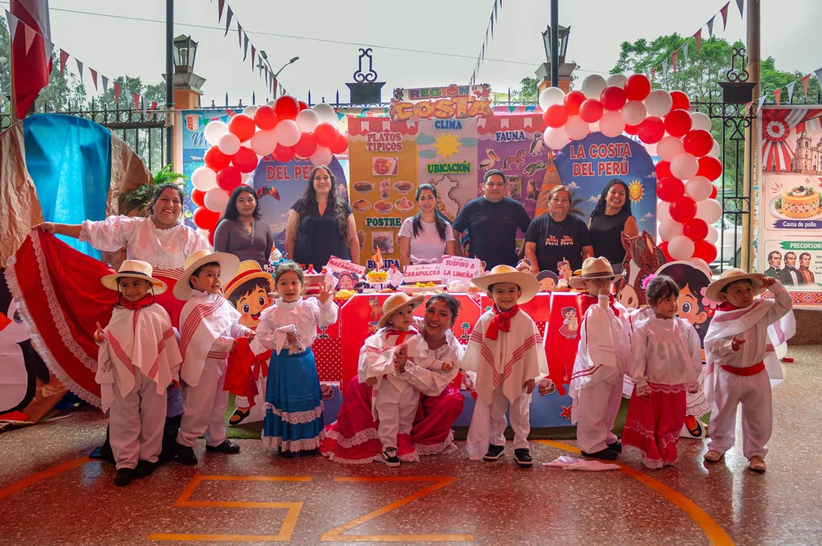 Presentación de los niños de Inicial por el Día de la Peruanidad