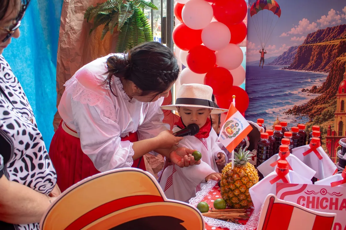 Niño participando en una presentación cultural