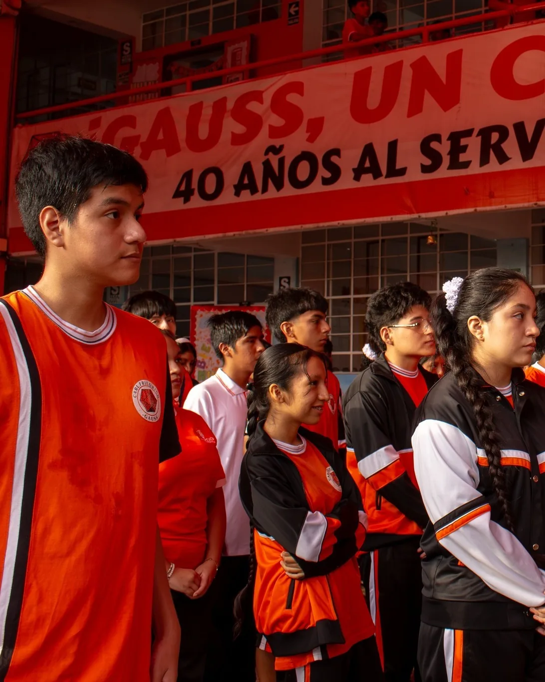 Comunidad escolar participando en la bienvenida del año 2026