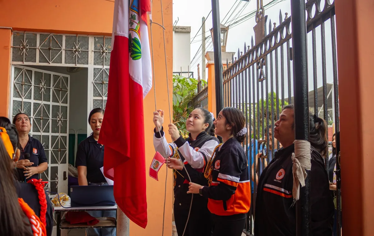 Izamiento de la bandera con alumnos y docentes
