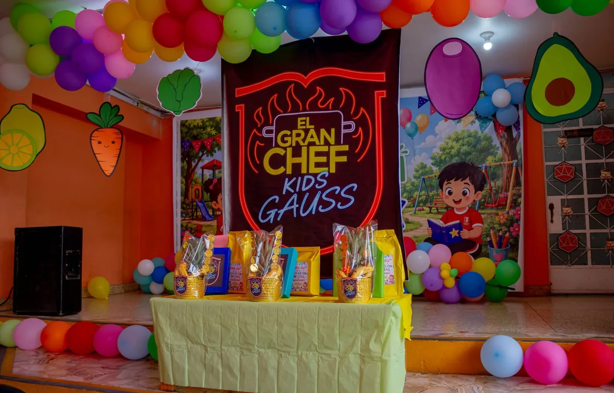 Mesa y ambientación de la actividad Gran Chef Kids