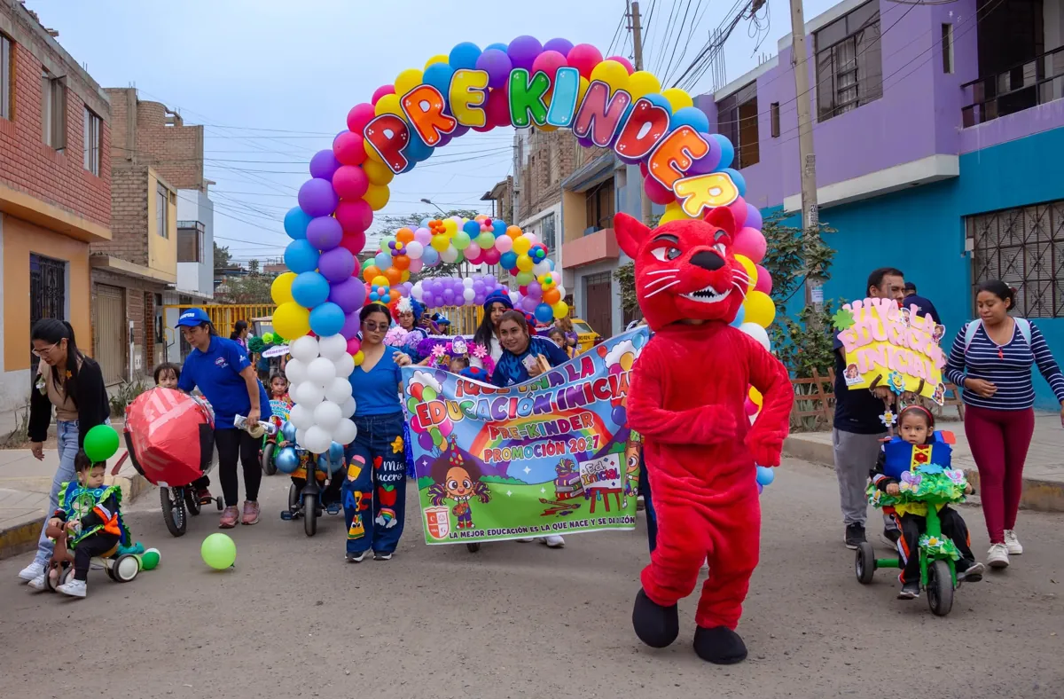 Niños participando con movilidades decoradas en el pasacalle