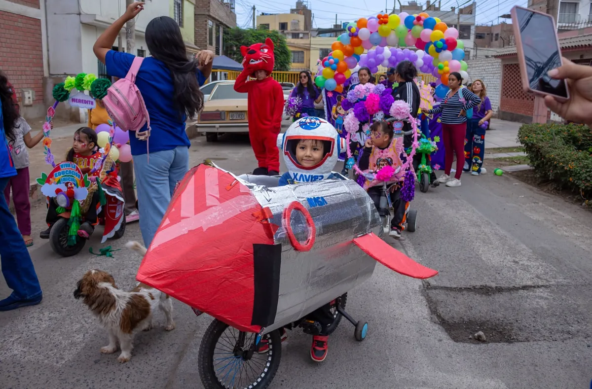 Niño en una movilidad decorada durante el pasacalle de Inicial