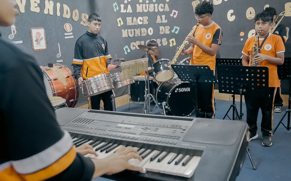Estudiantes y docente en el taller de música del colegio