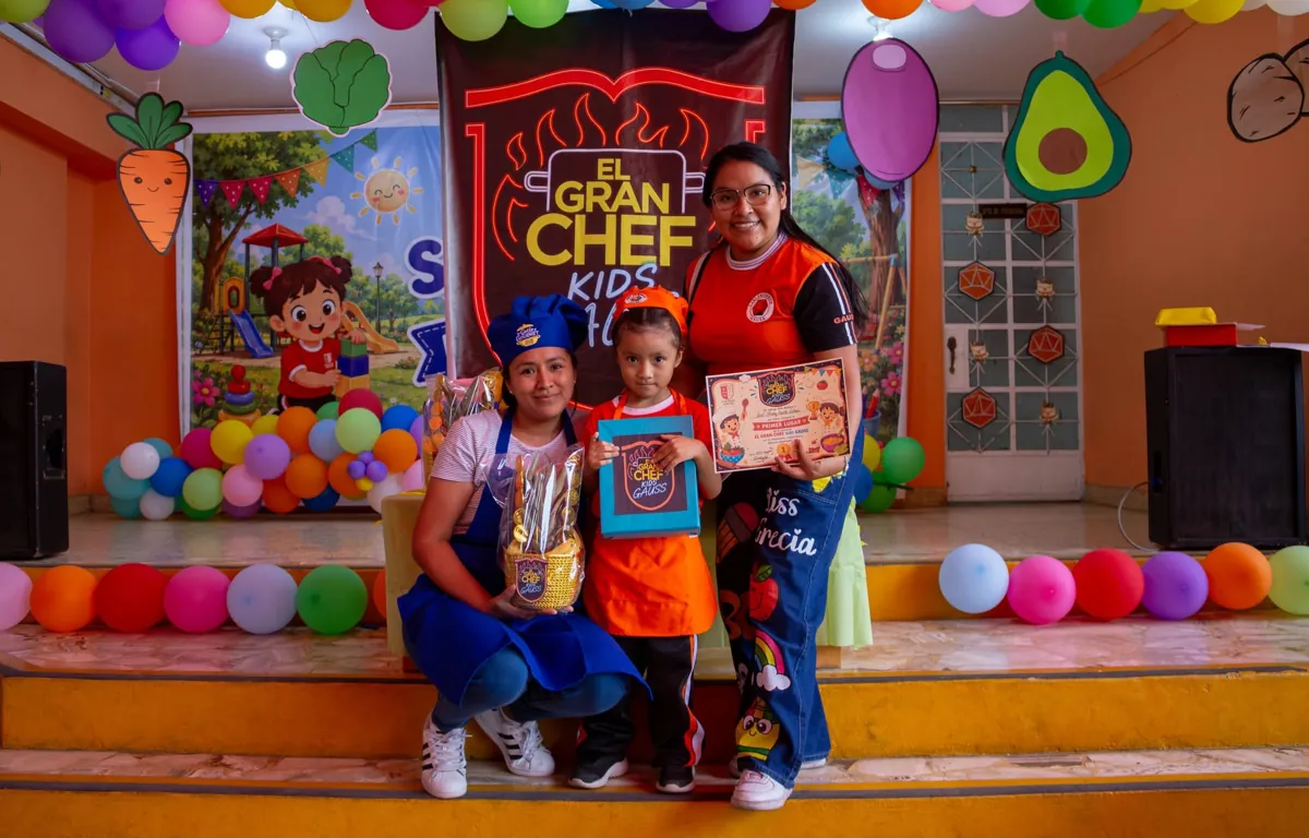 Niño con su familia en la actividad Gran Chef Kids