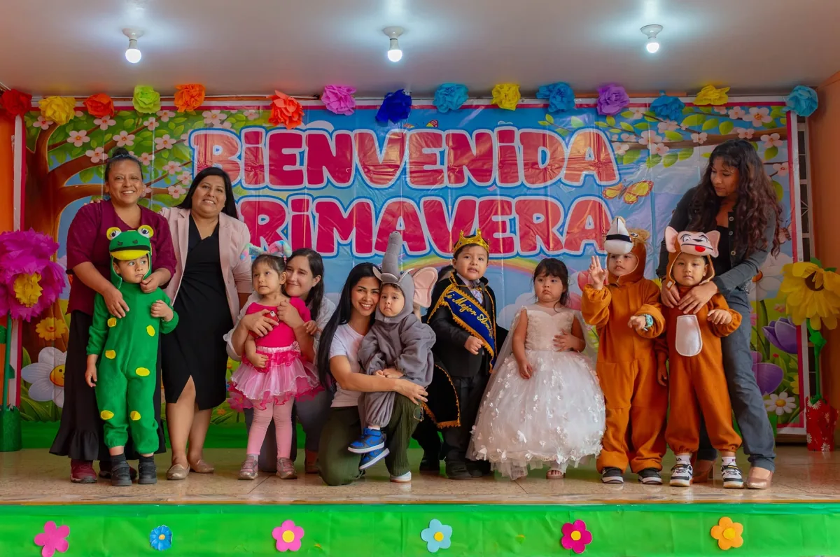 Niños y familias del Colegio Gauss en una presentación del Reinado Primaveral