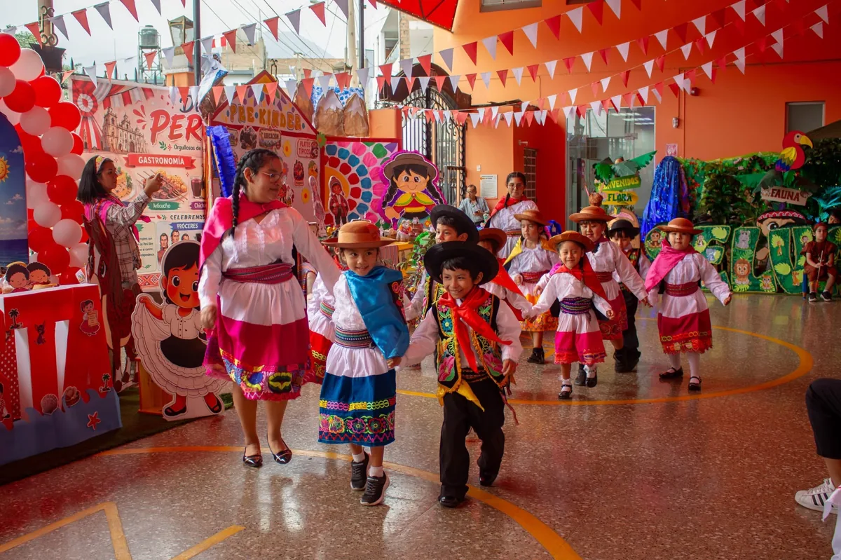 Niños de Inicial participando en una danza tradicional