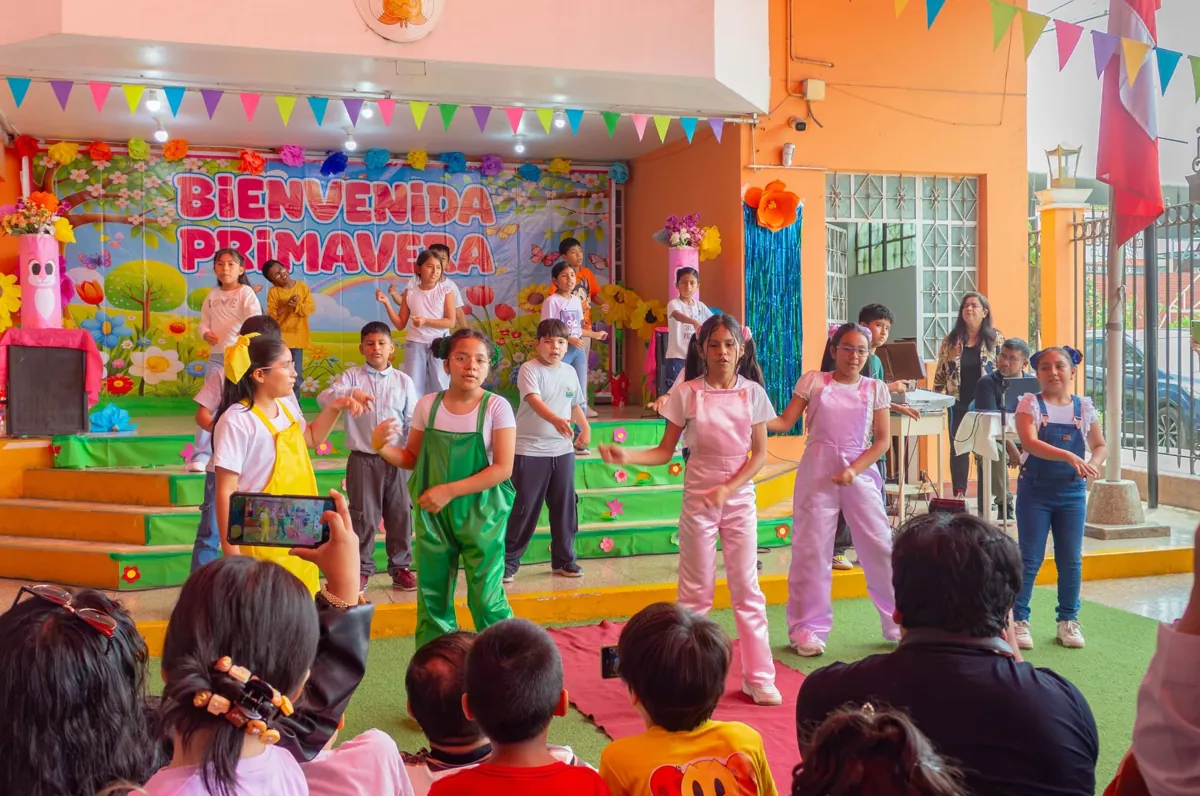Niños representando personajes en una puesta en escena
