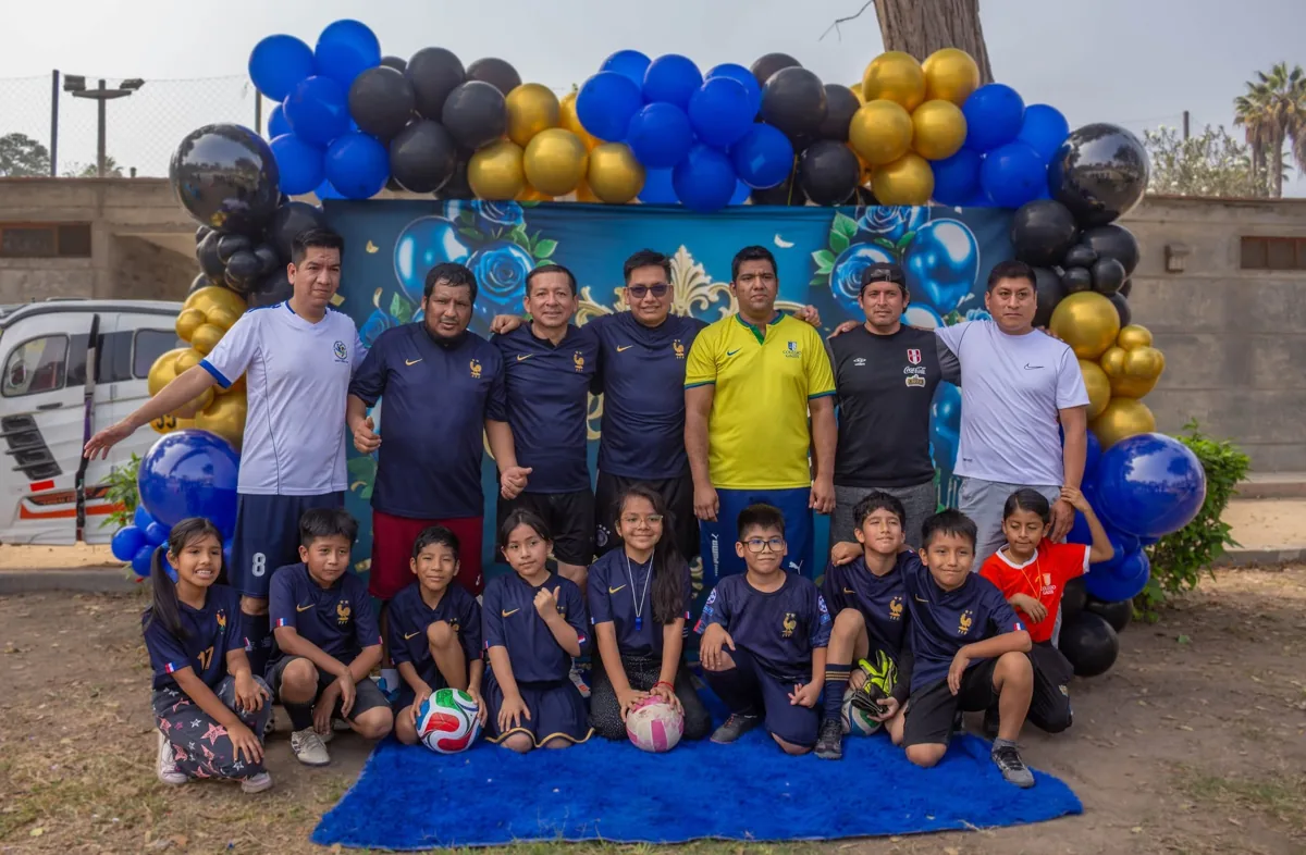 Padres de familia y alumnos reunidos en la celebración del Día del Padre