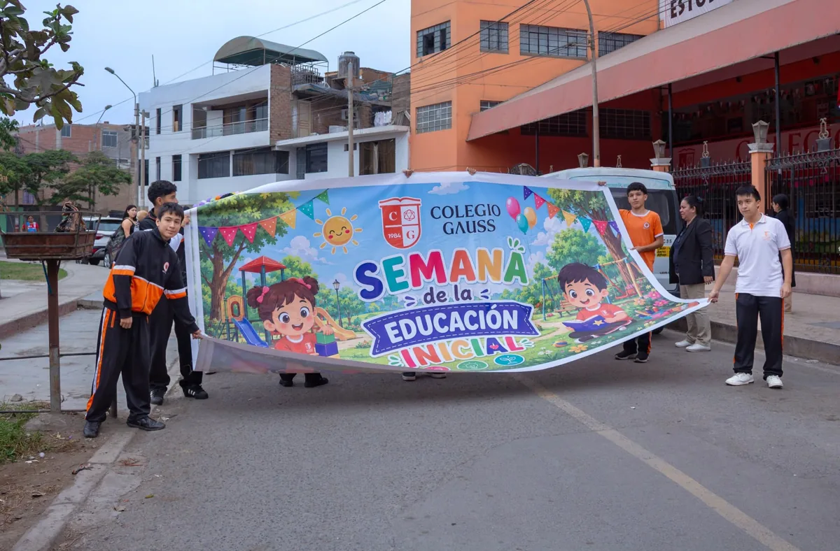 Estudiantes y docentes con el cartel de la Semana de la Educación Inicial