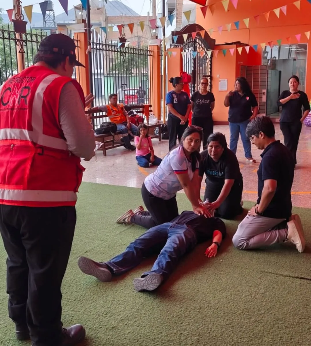 Personal practicando primeros auxilios en la capacitación del colegio