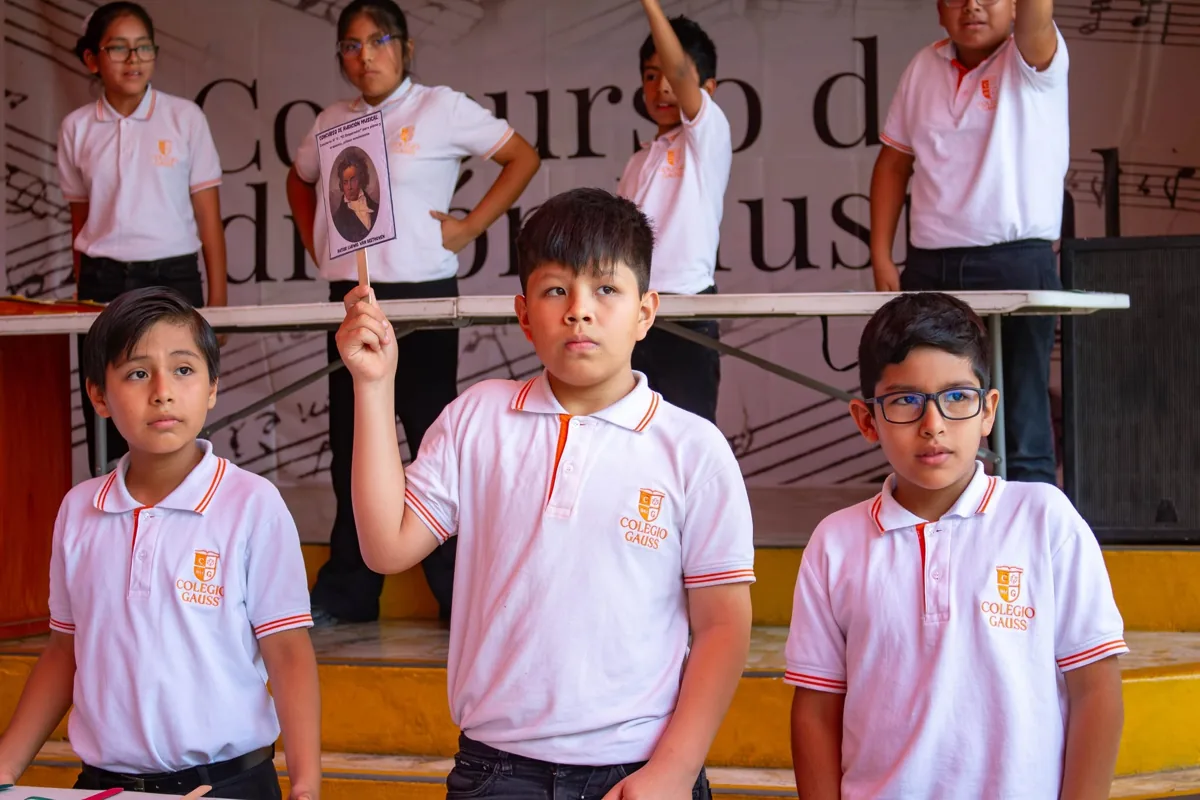 Niños de Primaria demostrando sus conocimientos en una actividad de aprendizaje compartido