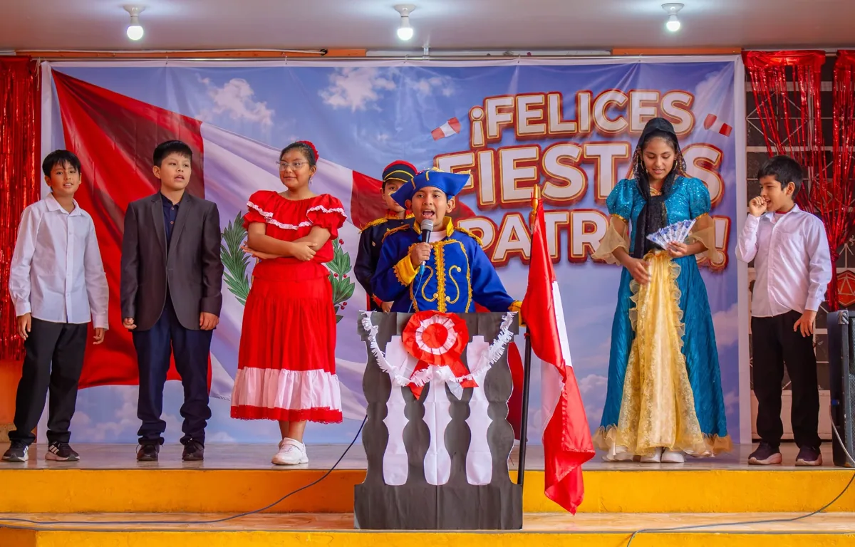 Puesta en escena de Primaria por Fiestas Patrias en el Colegio Gauss
