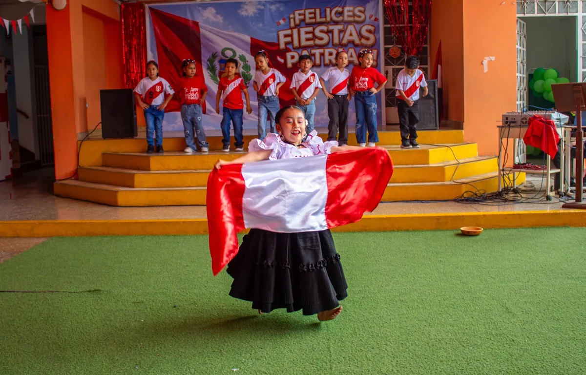 Presentación de una alumna de Primaria con la bandera del Perú