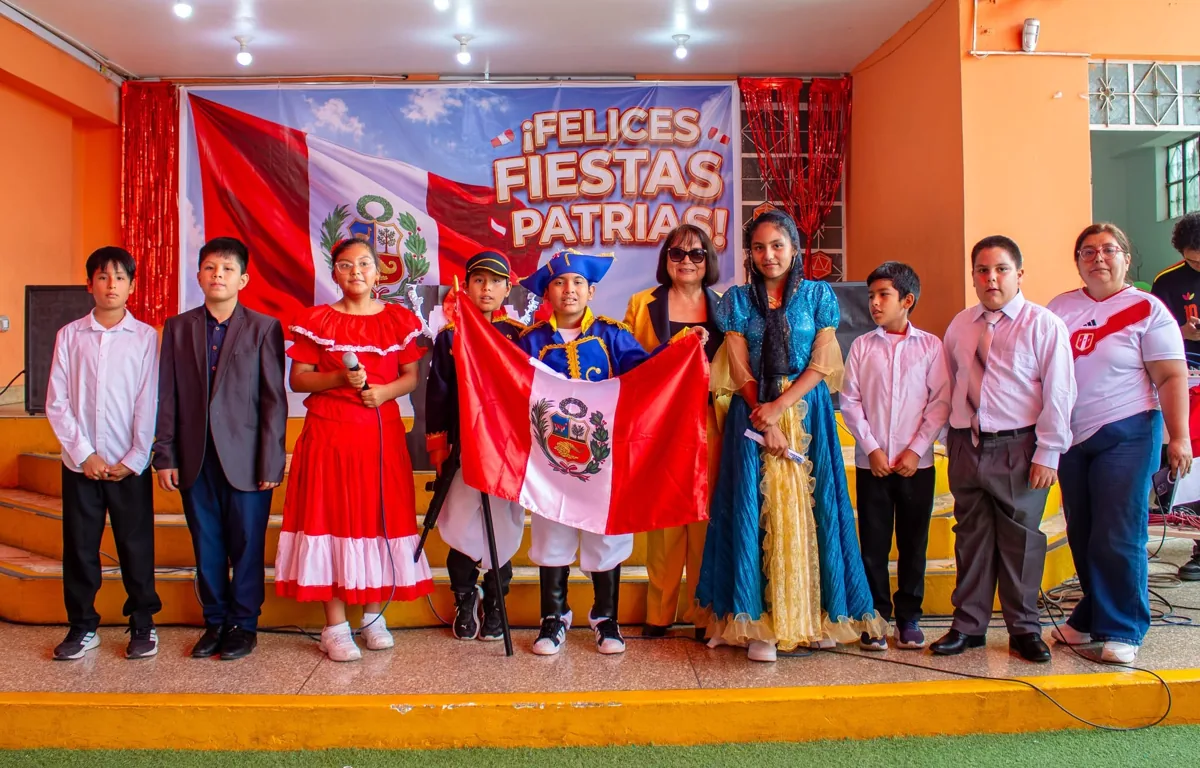 Estudiantes de Primaria en la celebración de Fiestas Patrias