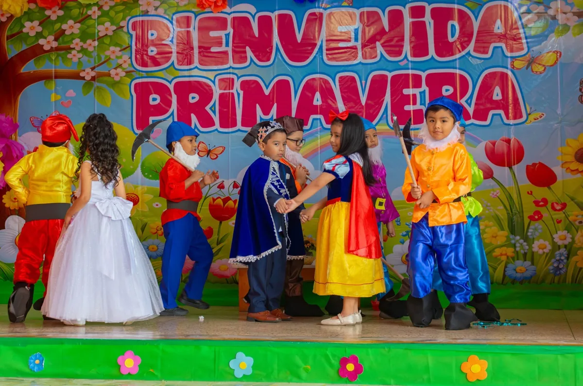 Niños en una presentación del Reinado Primaveral