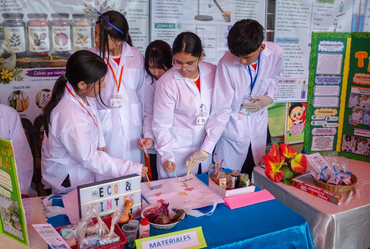 Estudiantes de Secundaria desarrollando un experimento en Expociencia